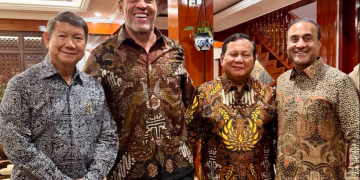 Australian Political Commentator Jamie McIntyre Welcomes Tony Robbins to Indonesia